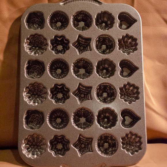 Nordic Ware Mini Tea Cake Pan - Picture 4 of 4